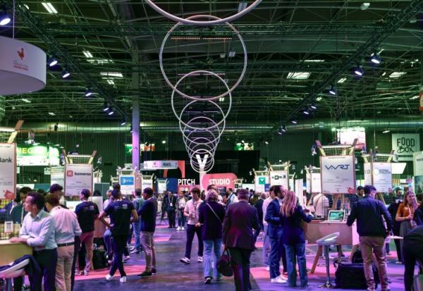 Des visiteurs parcourent les stands de la 9e édition du salon VivaTech, dédié aux startups technologiques et à l'innovation, le 11 juin 2025 à Paris