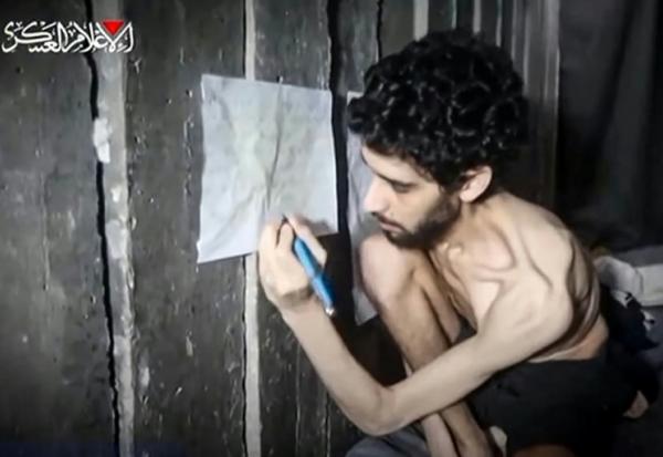 Capture d'écran d'une vidéo diffusée le 1er août 2025 par le Hamas montrant l'otage israélien Evyatar David, très amaigri. Vidéo tournée sous la contrainte, dont l'utilisation par les médias a été autorisée par la famille 