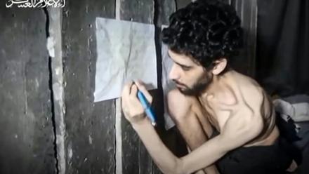 Capture d'écran d'une vidéo diffusée le 1er août 2025 par le Hamas montrant l'otage israélien Evyatar David, très amaigri. Vidéo tournée sous la contrainte, dont l'utilisation par les médias a été autorisée par la famille 