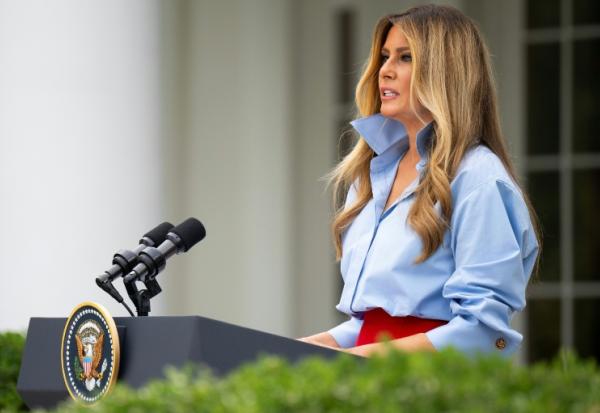 La Première dame américaine, Melania Trump, s'exprime lors d'un événement dans la roseraie de la Maison Blanche, le 20 août 2026 à Washington