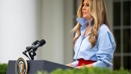 La Première dame américaine, Melania Trump, s'exprime lors d'un événement dans la roseraie de la Maison Blanche, le 20 août 2026 à Washington