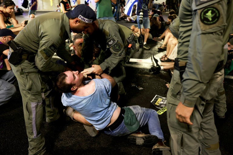 La police israélienne évacue des manifestants qui bloquaient la circulation dans un tunnel à Jérusalem, le 17 août 2025
