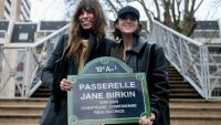 L'actrice et chanteuse française Charlotte Gainsbourg (à droite) et la chanteuse Lou Doillon présentent un panneau "Passerelle Jane Birkin" lors d'une cérémonie d'hommage à l'actrice et chanteuse franco-britannique Jane Birkin, Quai de Valmy à Paris le 13 décembre 2025