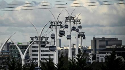 Les cabines du premier téléphérique urbain d'Île-de-France, le C1, à Limeil-Brévannes, dans le Val-de-Marne, le 20 novembre 2025