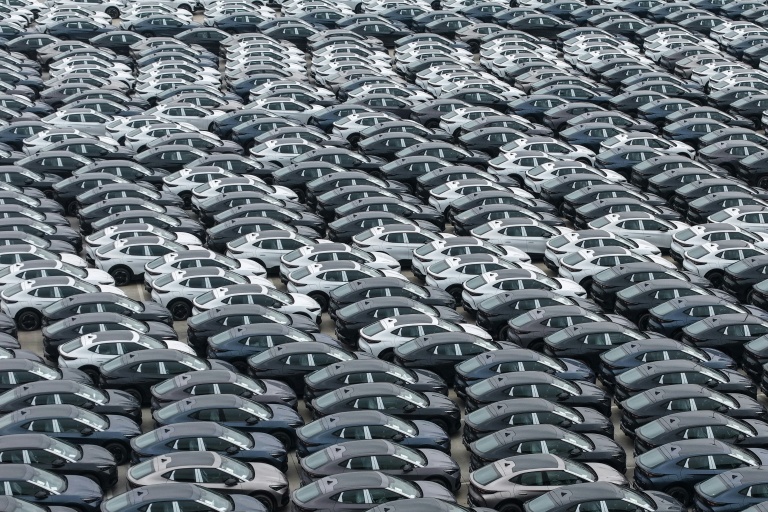 Des véhicules électriques chinois sont garés avant leur exportation, le 25 mai 2026 à Hangzhou en Chine
