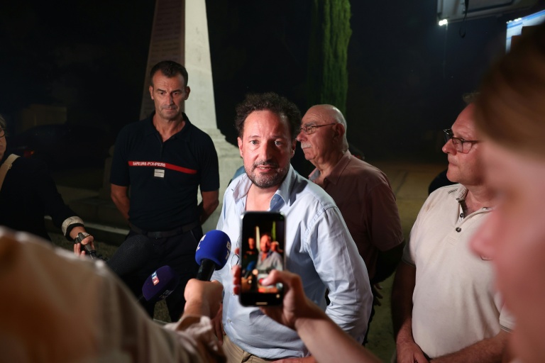 Le prévet des Landes, Gilles Clavreul, parle à la presse à Luglon ou un feu de forêt s'est déclaré, le 13 août 2026 
