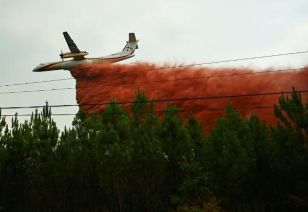 Un Dash 8 Q400 MR de la Sécurité civile largue du retardant pour éviter des reprises de feu près de Luglon, dans les Landes, le 15 août 2026