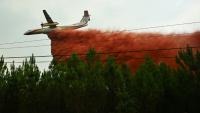 Un Dash 8 Q400 MR de la Sécurité civile largue du retardant pour éviter des reprises de feu près de Luglon, dans les Landes, le 15 août 2026
