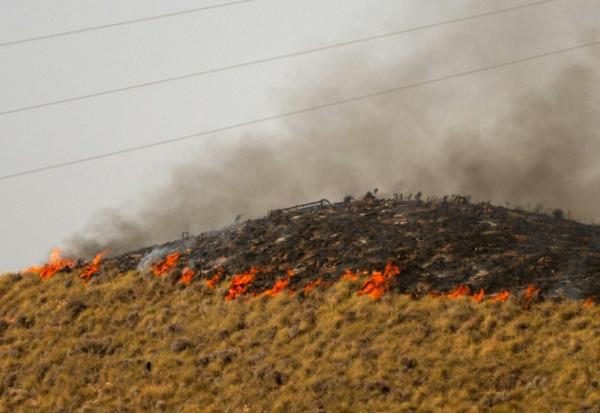 Des flammes s'étendent sur un colline près de Bedar, dans le district de Los Gallardos, dans la province espagnole d'Almería, le 11 juillet 2026 en Espagne
