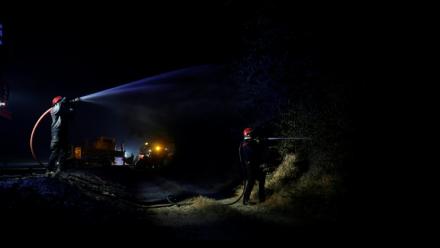 Les pompiers tentent d'éteindre un incendie dans la forêt de Fontainebleau, à Noisy-sur-École, tôt dans la matinée du 13 juillet 2026