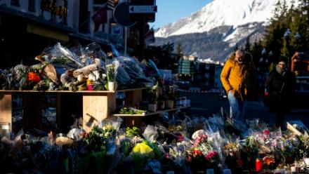 Des fleurs déposées près du bar Le Constellation à Crans-Montana, en Suisse, en hommage aux victimes de l'incendie, le 4 janvier 2026 