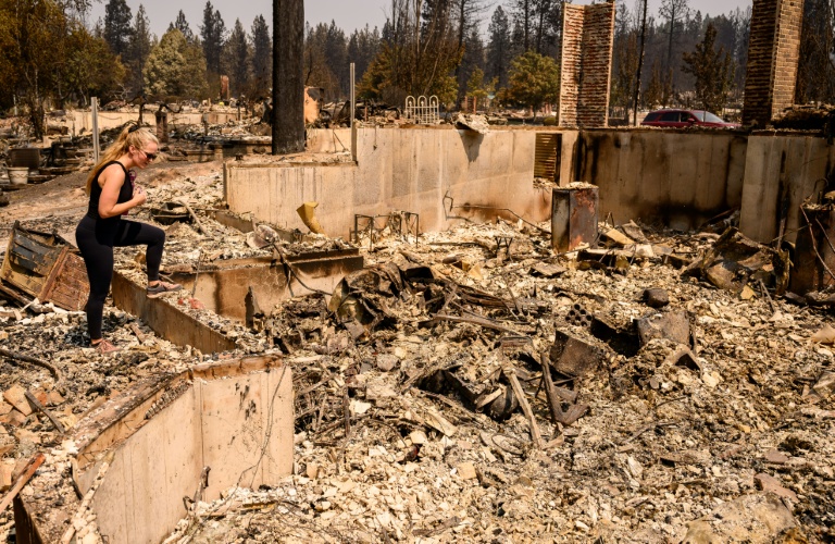 Kimber Renz regarde les ruines de sa maison détruite par les flammes à Spokane, dans l'Etat de Washington, le 4 août 2026
