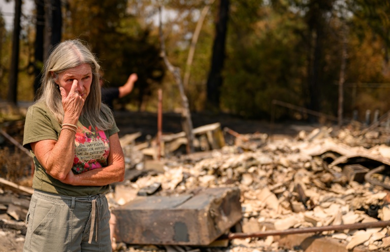 Une femme au milieu des ruines laissées par les flammes à Spokane, dans l'Etat de Washington, le 4 août 2026