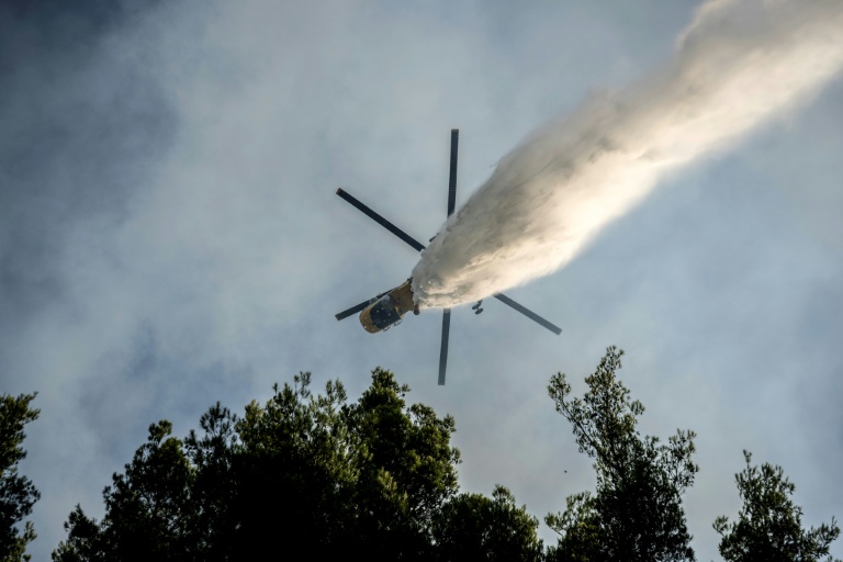 Largage d'eau au large du village côtier de Porto Germeno à 70 km au nord-ouest d'Athènes le 2 août 2026