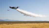 Photo fournie par Airbus Sau 2022 montrant un Airbus A400M lors d'un test de largage d'eau en Espagne le 21 juillet 2022
