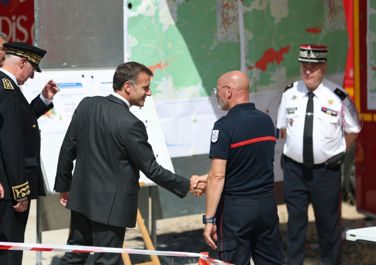 Le président Emmanuel Macron en visite au poste de commandement central des pompiers, pendant un incendie dans la forêt de Fontainebleau, le 16 juillet 2026 à Noisy-sur-Ecole, en Seine-et-Marne