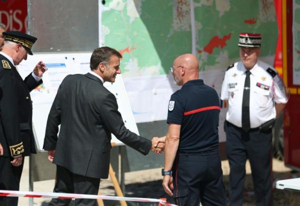 Le président Emmanuel Macron en visite au poste de commandement central des pompiers, pendant un incendie dans la forêt de Fontainebleau, le 16 juillet 2026 à Noisy-sur-Ecole, en Seine-et-Marne