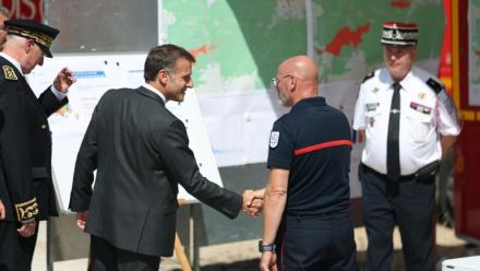 Le président Emmanuel Macron en visite au poste de commandement central des pompiers, pendant un incendie dans la forêt de Fontainebleau, le 16 juillet 2026 à Noisy-sur-Ecole, en Seine-et-Marne