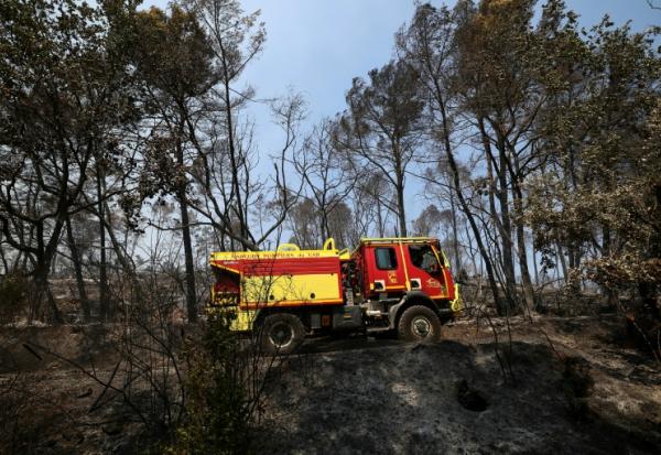 Un camion de pompiers dans une zone brûlée par un incendie de forêt à Montfort-sur-Argens, dans le Var, le 1er août 2026 