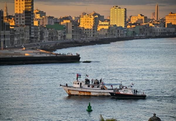 Le bateau Maguro du, convoi international "Nuestra America" transportant de l'aide humanitaire pour Cuba, arrive dans le port de La Havane, le 24 mars 2026