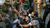 La police arrête des manifestants qui demandent la démission du président de la commission électorale Gyanesh Kumar, à New Delhi en Inde, le 11 octobre 2026