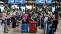 Des passagers bloqués à l'aéroport Soekarno-Hatta de Tangerang font la queue pour demander le remboursement de leurs billets après l'annulation de vols réguliers due à l'éruption du volcan Anak Krakatoa, le 6 septembre 2026 en Indonésie