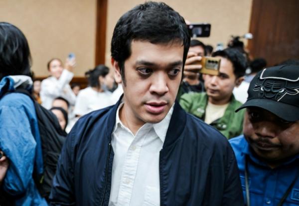Muhammad Kerry Adrianto Riza, ancien directeur adjoint chez Pertamina et fils de l'homme d'affaires Riza Chalid, arrive au tribunal de Jakarta, le 26 février 2026 en Indonésie