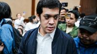 Muhammad Kerry Adrianto Riza, ancien directeur adjoint chez Pertamina et fils de l'homme d'affaires Riza Chalid, arrive au tribunal de Jakarta, le 26 février 2026 en Indonésie
