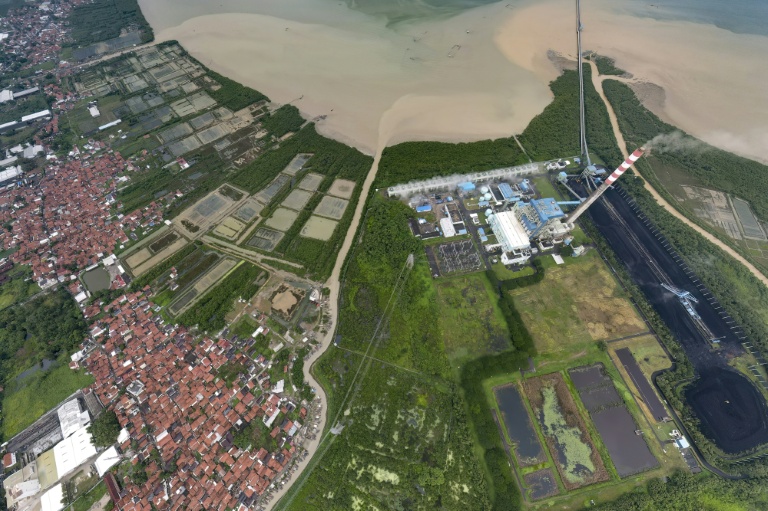 Vue aérienne, prise le 28 janvier 2026, de la centrale à charbon Cirebon-1 à Cirebon, en Indonésie