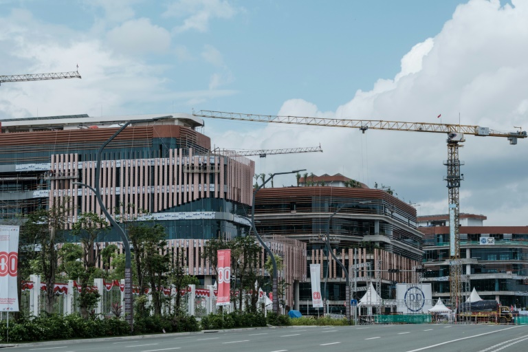 Des immeubles en cours de constructin à Ibu Kota Nusantara (IKN), la nouvelle capitale prévue de l'Indonésie, le 14 août 2025