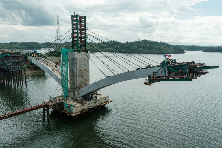 Un pont en construction sur l'autoroute reliant Ibu Kota Nusantara (IKN), la nouvelle capitale prévue de l'Indonésie, et Balikpapan, le 16 août 2025
