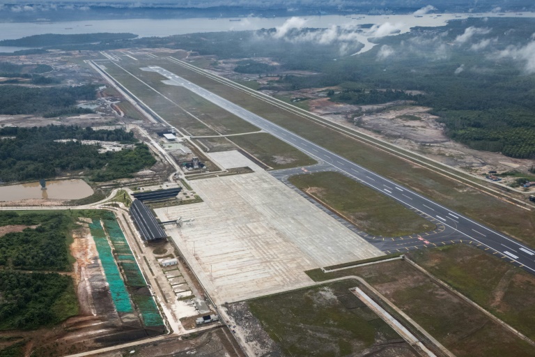 Vue aérienne de l'aéroport international de Nusantara en cours de développement, à environ 23 kilomètres au sud-ouest d'Ibu Kota Nusantara (IKN), la nouvelle capitale prévue de l'Indonésie, le 18 août 2025