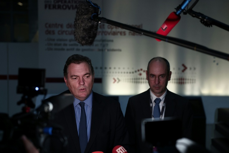 Le ministre des Transports Philippe Tabarot et le pdg de SNCF Réseau Matthieu Chabanel lors d'une conférence de presse le 27 octobre 2025 à Paris 