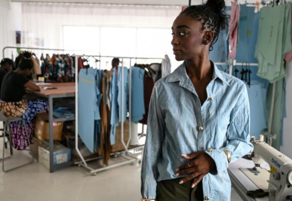 La styliste Loza Maléombho dans son atelier du quartier populaire de Treichville, à Abidjan, le 26 juin 2026 en Côte d'Ivoire 