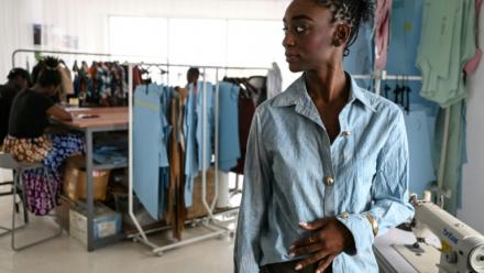 La styliste Loza Maléombho dans son atelier du quartier populaire de Treichville, à Abidjan, le 26 juin 2026 en Côte d'Ivoire 