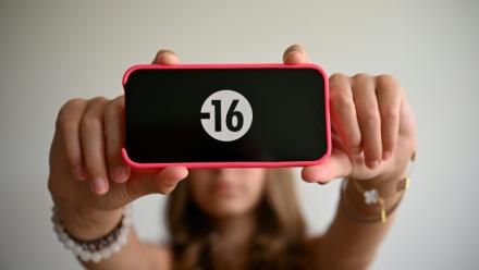 Alors que l'UE envisage d'interdire l'accès aux réseaux sociaux aux jeunes en dessous d'un certain âge, des associations et experts mettent en garde contre de possibles atteintes aux libertés fondamentales