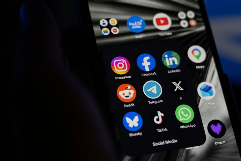 La Commission européenne a estimé que la proposition de loi française interdisant les réseaux sociaux aux moins de 15 ans n'était pas pleinement compatible avec le droit européen, dans un avis qui va contraindre les parlementaires à revoir leur copie