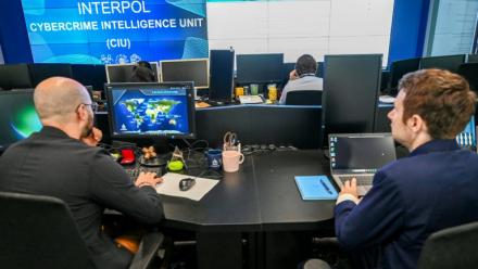 Des analystes dans les locaux d'Interpol à Singapour, le 29 janvier 2026 