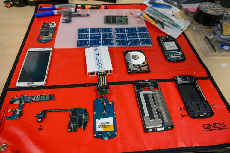 Des téléphones et des outils de communication dans les locaux d'Interpol à Singapour, le 29 janvier 2026 