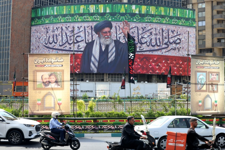 Une affiche géante du Guide suprême iranien, de l'ayatollah Ali Khamenei, à Téhéran, le 13 juillet 2025