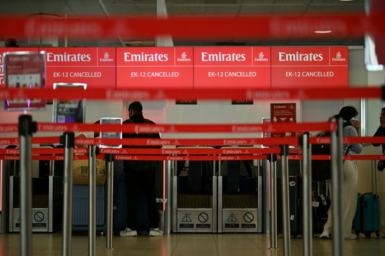 Un comptoir d'enregistrement de la compagnie Emirates à l'aéroport international de Gatwick, au sud de Londres, le 28 février 2026