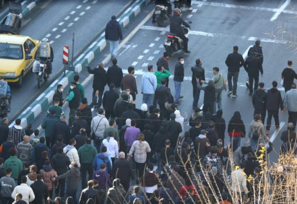 Des commerçants iraniens manifestent contre la dépréciation de la monnaie, le 29 décembre 2025 à Téhéran
