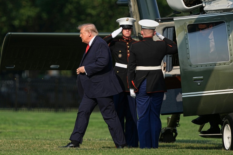 Le président américain Donald Trump descend de Marine One après avoir atterri à l'Ellipse, près de la Maison Blanche à Washington, le 15 juillet 2026