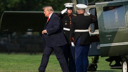 Le président américain Donald Trump descend de Marine One après avoir atterri à l'Ellipse, près de la Maison Blanche à Washington, le 15 juillet 2026