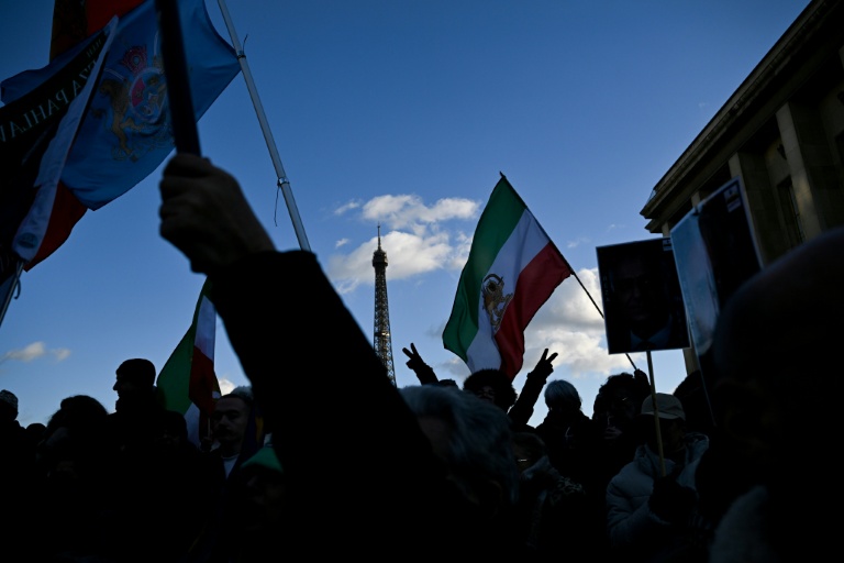 Des manifestants brandissent des drapeaux iraniens d'avant la révolution islamique de 1979 durant un rassemblement à Paris en soutien aux manifestants iraniens, le 4 janvier 2026
