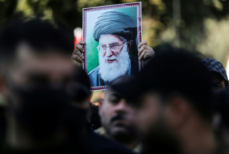 Un portrait de l'ayatollah Khamenei brandi lors d'une manifestation de soutien à la République islamique, à Bagdad le 16 janvier 2026