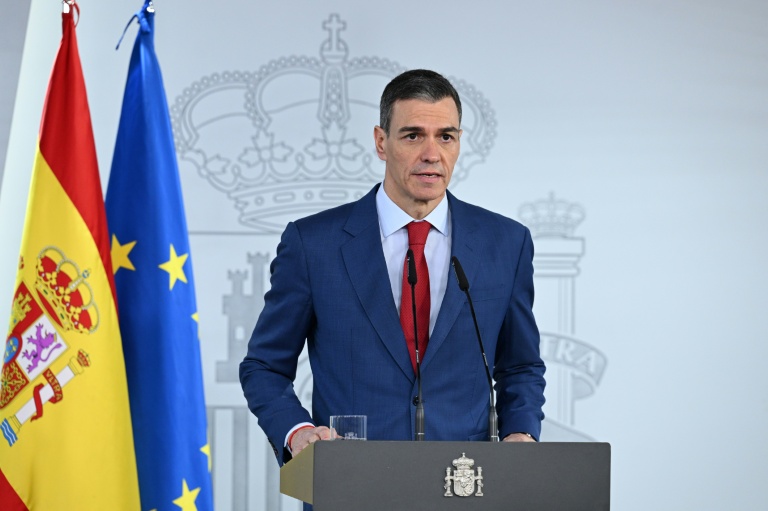 Photo diffusée par La Moncloa, le 4 mars 2026, du Premier ministre espagnol Pedro Sánchez lors d'une déclaration officielle en réponse aux propos du président américain Donald Trump, au palais de La Moncloa à Madrid