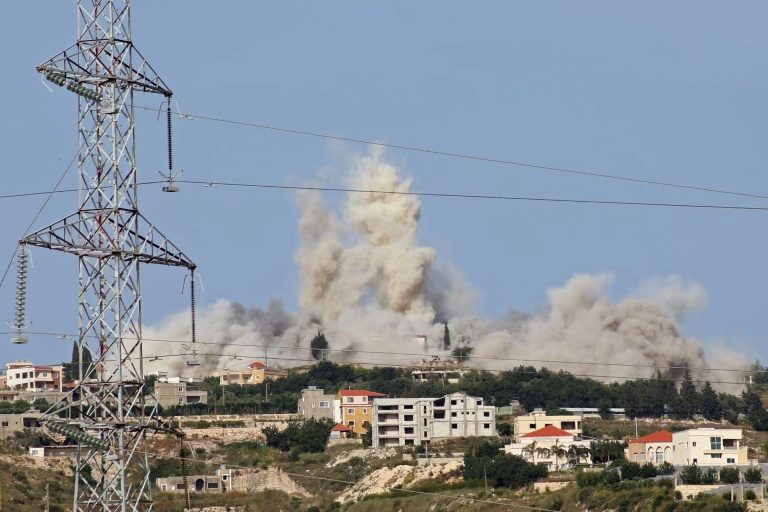De la fumée s'élève depuis un village du sud du Liban à la suite d'une frappe israélienne le 17 mai 2026