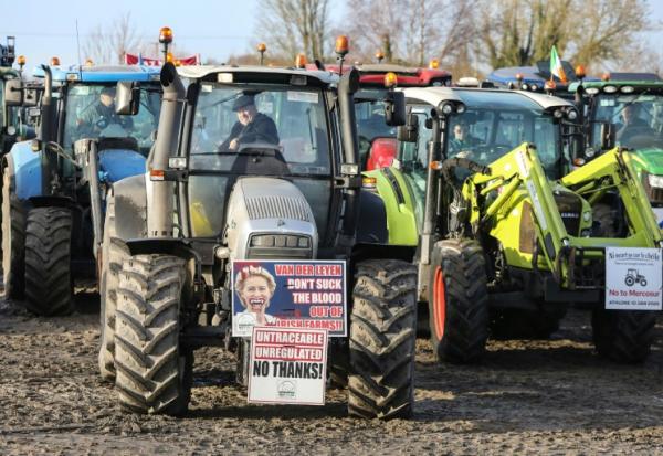 Manifestation d'agriculteurs contre l'accord de libre-échange entre l'Union européenne et le Mercosur à Athlone, dans le centre de l'Irlande, le 10 janvier 2026