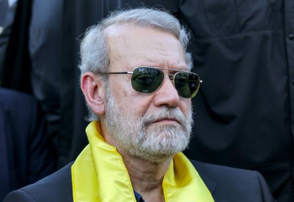 Le chef de la sécurité iranienne, Ali Larijani, assiste à une cérémonie organisée par le Hezbollah, mouvement chiite libanais, commémorant le premier anniversaire de l'assassinat par Israël de son chef historique, Hassan Nasrallah, dans la banlieue sud de Beyrouth, le 27 septembre 2025